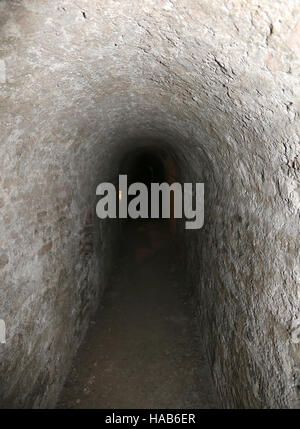 Très long tunnel d'un passage souterrain secret Banque D'Images