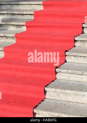 Tapis rouge sur les marches de l'échelle de bâtiment historique Banque D'Images