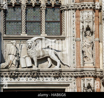 Statue en marbre de la lion ailé sur la Basilique Saint Marc à Venise en Italie Banque D'Images