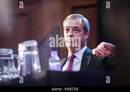 Westminster, Londres. 28 Nov 2016 - Nigel Farage. Paul Nuttall a élu comme nouveau chef du parti UKIP. Président de l'UKIP Chêne Paul proclame les résultats de l'élection de chef de file de l'UKIP Crédit : Dinendra Haria/Alamy Live News Banque D'Images