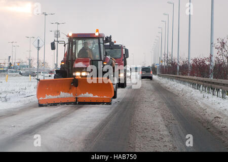 Gdansk, Pologne 28 novembre 2016 chasse-neige à faire son chemin par la neige est vu. Les fortes chutes de neige hits Gdansk et toutes dans le nord de la Pologne. Les météorologues prévoient des chutes de neige et des températures basses durant les prochains jours. Credit : Michal Fludra/Alamy Live News Banque D'Images