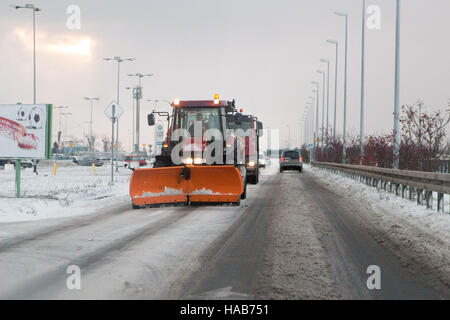 Gdansk, Pologne 28 novembre 2016 chasse-neige à faire son chemin par la neige est vu. Les fortes chutes de neige hits Gdansk et toutes dans le nord de la Pologne. Les météorologues prévoient des chutes de neige et des températures basses durant les prochains jours. Credit : Michal Fludra/Alamy Live News Banque D'Images