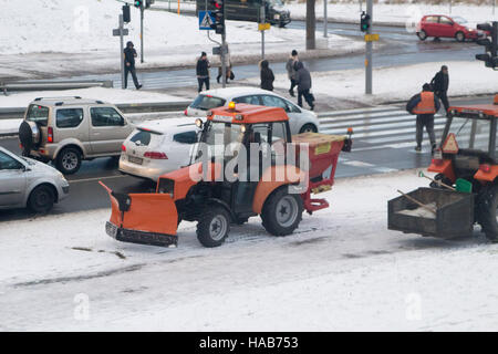 Gdansk, Pologne 28 novembre 2016 chasse-neige au travail est vu. Les fortes chutes de neige hits Gdansk et toutes dans le nord de la Pologne. Les météorologues prévoient des chutes de neige et des températures basses durant les prochains jours. Credit : Michal Fludra/Alamy Live News Banque D'Images