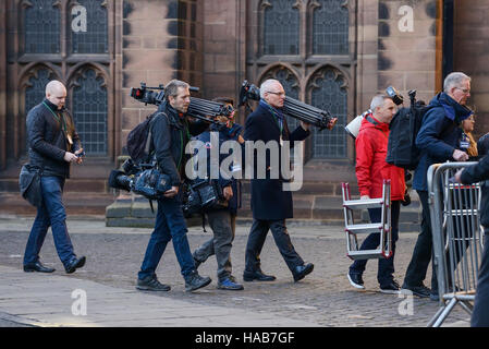 Chester, Royaume-Uni. 28 novembre 2016. Presse et médias arrivent à la cathédrale de Chester pour le service commémoratif pour le Duc de Westminster qui est mort le 9 août. Crédit : Andrew Paterson/Alamy Live News Banque D'Images