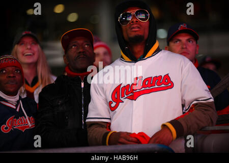 Cleveland, Ohio, USA. 25 octobre, 2016. CLEVELAND, OH - 25 OCTOBRE : les Indiens fans watch Corey Kluber radier une pâte d'oursons dans le jeu 1 de la Série mondiale entre les Indians de Cleveland et les Cubs de Chicago. (Michael F. McElroy © Michael F. Mcelroy/ZUMA/Alamy Fil Live News Banque D'Images