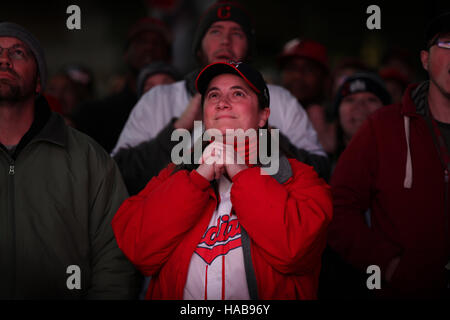 Cleveland, Ohio, USA. 25 octobre, 2016. CLEVELAND, OH - 25 OCTOBRE : Un ventilateur indiens prie pour un retrait sur des prises contre les oursons dans le jeu 1 de la Série mondiale entre les Indians de Cleveland et les Cubs de Chicago. (Michael F. McElroy © Michael F. Mcelroy/ZUMA/Alamy Fil Live News Banque D'Images