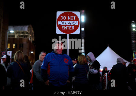 Cleveland, Ohio, USA. 25 octobre, 2016. CLEVELAND, OH - 25 octobre : un ventilateur marche dernières Cubs n'entrez pas un signe de Chicago après les Indians de Cleveland a remporté le premier jeu de la Série mondiale contre les Cubs de Chicago. (Michael F. McElroy © Michael F. Mcelroy/ZUMA/Alamy Fil Live News Banque D'Images