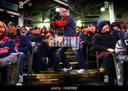 Cleveland, Ohio, USA. 30Th Oct, 2016. CLEVELAND, OH - Octobre 26 .(L-R) William Burgos et Todd Helline jouer les oursons au bâton durant une montre de travail à Progressive Field pour le jeu 5 de la Série mondiale entre les Indians de Cleveland et les Cubs de Chicago. (Michael F. McElroy © Michael F. Mcelroy/ZUMA/Alamy Fil Live News Banque D'Images