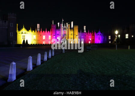 Le Palais de Hampton Court, SW London, UK. 28 Nov, 2016. La première semaine des festivités de Noël à Hampton Court dans le sud ouest de Londres, voit le Palais lumineux avec éclairage de couleur comme la toile de fond à l'air libre du patinage sur glace. Credit : Julia Gavin UK/Alamy Live News Banque D'Images