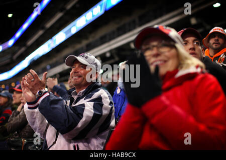 Cleveland, Ohio, USA. 30Th Oct, 2016. CLEVELAND, OH - le 26 octobre .Indiens fans cheer après avoir fermé une manche contre les Cubs pendant le quart de travail à Progressive Field pour le jeu 5 de la Série mondiale. (Michael F. McElroy © Michael F. Mcelroy/ZUMA/Alamy Fil Live News Banque D'Images
