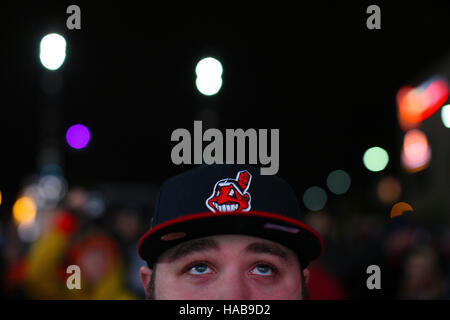 Cleveland, Ohio, USA. 30Th Oct, 2016. CLEVELAND, OH - le 26 octobre .Tyler Pierce regarde les Indiens dans la 9ème partie pendant le quart à Progressive Field pour le jeu 5 de la Série mondiale entre les Indians de Cleveland et les Cubs de Chicago. (Michael F. McElroy © Michael F. Mcelroy/ZUMA/Alamy Fil Live News Banque D'Images