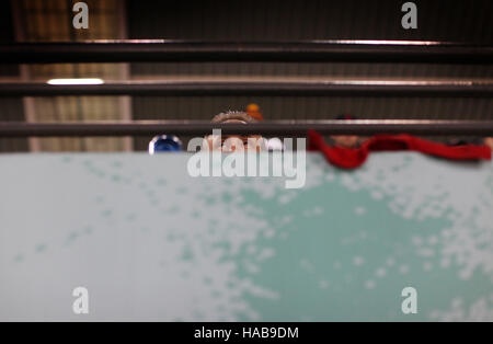 Cleveland, Ohio, USA. 30Th Oct, 2016. CLEVELAND, OH - Octobre 26 .Un ventilateur indiens donne un le jumbo tron lors d'une partie de l'écran montre à Progressive Field pour le jeu 5 de la Série mondiale entre les Indians de Cleveland et les Cubs de Chicago. (Michael F. McElroy © Michael F. Mcelroy/ZUMA/Alamy Fil Live News Banque D'Images