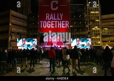 Cleveland, Ohio, USA. 30Th Oct, 2016. CLEVELAND, OH - Octobre 26.Cleveland Indians fans watch World Series game 5 action en dehors du champ à un veiwing progressive party. Les Indiens avaient une chance de remporter la série mais n'a pas contre les Cubs 3-1. (Michael F. McElroy © Michael F. Mcelroy/ZUMA/Alamy Fil Live News Banque D'Images