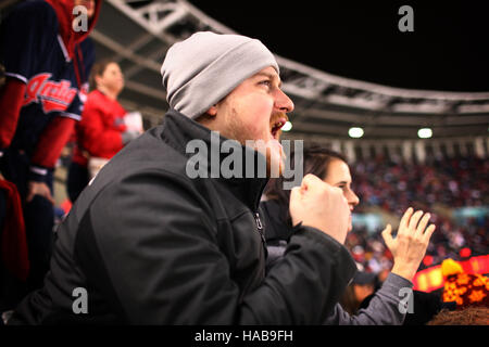Cleveland, Ohio, USA. 30Th Oct, 2016. CLEVELAND, OH - Octobre 30.Jason Myers cheers pour les Indiens au cours d'une partie d'une montre à Progressive Field pour le jeu 5 de la Série mondiale entre les Indians de Cleveland et les Cubs de Chicago. (Michael F. McElroy © Michael F. Mcelroy/ZUMA/Alamy Fil Live News Banque D'Images