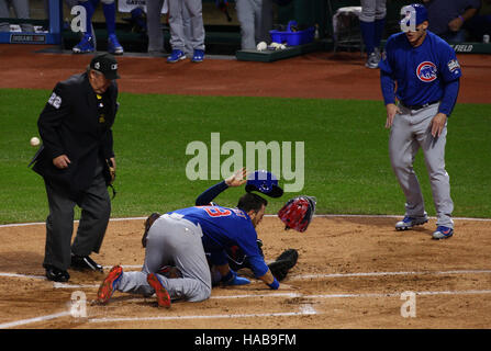 Cleveland, Ohio, USA. 1er novembre 2016. CLEVELAND, OH - NOVEMBRE, 1.Chicago Cubs voltigeur gauche Ben Zorbist charrues sur Cleveland Indians catcher Roberto Perez pour le haut de la première manche au cours du jeu 6 de la Série mondiale entre les Indians de Cleveland et les Cubs de Chicago. (Michael F. McElroy © Michael F. Mcelroy/ZUMA/Alamy Fil Live News Banque D'Images