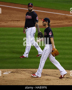 Cleveland, Ohio, USA. 1er novembre 2016. CLEVELAND, OH - NOVEMBRE, 1.les Indians de Cleveland pitcher Josh Tomlin revient sur le monticule dans le haut de la première manche, après avoir mis en place un jeu de courir pendant 6 de la Série mondiale entre les Indians de Cleveland et les Cubs de Chicago. © Michael F. Mcelroy/ZUMA/Alamy Fil Live News Banque D'Images