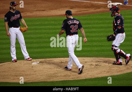 Cleveland, Ohio, USA. 1er novembre 2016. CLEVELAND, OH - NOVEMBRE, 1.L'entraîneur des lanceurs Mickey à la tête de Callaway mound pour parler à pitcher Josh Tomlin dans le haut de la première manche au cours du jeu 6 de la Série mondiale entre les Indians de Cleveland et les Cubs de Chicago. (Michael F. McElroy © Michael F. Mcelroy/ZUMA/Alamy Fil Live News Banque D'Images