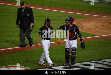 Cleveland, Ohio, USA. 1er novembre 2016. CLEVELAND, OH - NOVEMBRE, 1.Indiens catcher Roberto Perez parle avec cruche Josh Tomlin après une mauvaise première manche pendant la partie 6 de la Série mondiale entre les Indians de Cleveland et les Cubs de Chicago. (Michael F. McElroy © Michael F. Mcelroy/ZUMA/Alamy Fil Live News Banque D'Images