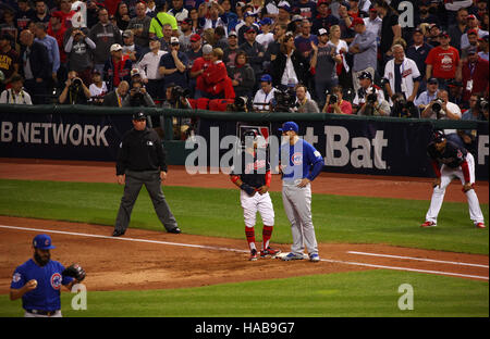 Cleveland, Ohio, USA. 1er novembre 2016. CLEVELAND, OH - NOVEMBRE, 1.(L-R) Indians de Cleveland court arrêt Francisco Lindor parle avec le joueur de premier but des Cubs de Chicago au cours de l'Anthony Rizzo bas de la deuxième manche au cours du jeu 6 de la Série mondiale entre les Indians de Cleveland et les Cubs de Chicago. (Michael F. McElroy © Michael F. Mcelroy/ZUMA/Alamy Fil Live News Banque D'Images