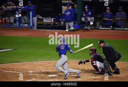 Cleveland, Ohio, USA. 1er novembre 2016. CLEVELAND, OH - NOVEMBRE, 1.Chicago Cubs court arrêt Addison Russell frappe un grand chelem avec les buts remplis en haut de la deuxième manche au cours du jeu 6 de la Série mondiale entre les Indians de Cleveland et les Cubs de Chicago. (Michael F. McElroy © Michael F. Mcelroy/ZUMA/Alamy Fil Live News Banque D'Images