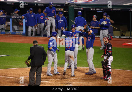 Cleveland, Ohio, USA. 1er novembre 2016. CLEVELAND, OH - NOVEMBRE, 1.Chicago Cubs court arrêt Addison Russell est félicité par ses coéquipiers après avoir frappé un grand chelem avec les buts remplis en haut de la deuxième manche au cours du jeu 6 de la Série mondiale entre les Indians de Cleveland et les Cubs de Chicago. (Michael F. McElroy © Michael F. Mcelroy/ZUMA/Alamy Fil Live News Banque D'Images