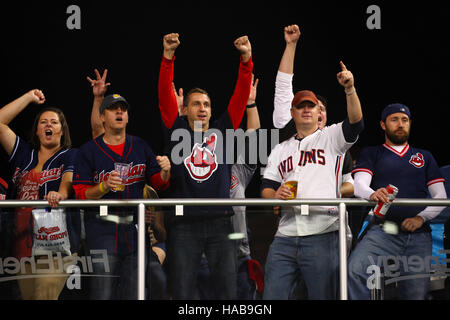 Cleveland, Ohio, USA. 1er novembre 2016. CLEVELAND, OH - NOVEMBRE, 1.Fans cheer que durant le bas de la 6e que les Indiens avaient deux de base avec deux retraits dans le jeu 6 de la Série mondiale entre les Indians de Cleveland et les Cubs de Chicago. (Michael F. McElroy © Michael F. Mcelroy/ZUMA/Alamy Fil Live News Banque D'Images