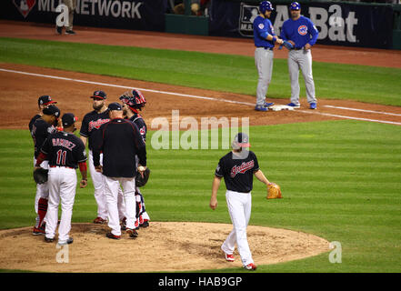 Cleveland, Ohio, USA. 1er novembre 2016. CLEVELAND, OH - NOVEMBRE, 1.Indiens Pitcher Josh Tomlin quitte le jeu dans la partie supérieure de la troisième manche au cours du jeu 6 de la Série mondiale entre les Indians de Cleveland et les Cubs de Chicago. (Michael F. McElroy © Michael F. Mcelroy/ZUMA/Alamy Fil Live News Banque D'Images