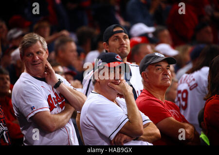 Cleveland, Ohio, USA. 1er novembre 2016. CLEVELAND, OH - NOVEMBRE, 1.Indiens fans regarder le score en bas de la huit au cours du jeu 6 de la Série mondiale et réaliser leur équipe ne sera pas clôture de la série dans le jeu 6 contre les Cubs de Chicago. (Michael F. McElroy © Michael F. Mcelroy/ZUMA/Alamy Fil Live News Banque D'Images