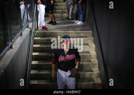 Cleveland, Ohio, USA. 1er novembre 2016. CLEVELAND, OH - NOVEMBRE, 1.Indiens pitcher Mike Clevinger chefs à la butte dans la 7e manche du Match 6 de la Série mondiale entre les Indians de Cleveland et les Cubs de Chicago. (Michael F. McElroy © Michael F. Mcelroy/ZUMA/Alamy Fil Live News Banque D'Images