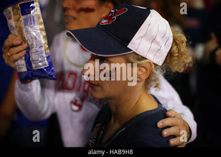 Cleveland, Ohio, USA. 1er novembre 2016. CLEVELAND, OH - NOVEMBRE, 1.les Indians de Cleveland pour la tête des fans portes en bas de la 8ème manche au cours du jeu 6 de la Série mondiale contre les Cubs de Chicago. (Michael F. McElroy © Michael F. Mcelroy/ZUMA/Alamy Fil Live News Banque D'Images