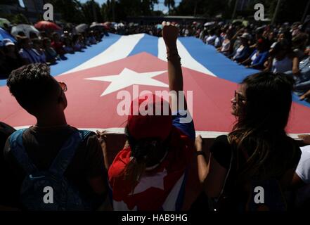 La Havane, Cuba. 28 Nov, 2016. Les étudiants titulaires d'un drapeau national cubain en attendant de payer les hommages au leader révolutionnaire cubain Fidel Castro à la place de la Révolution à La Havane, capitale de Cuba, le 28 novembre 2016. Avec la musique, la vente d'alcool et de baseball suspendu, la capitale de Cuba La Havane a été plongé dans le chagrin et le silence dans une période de neuf jours de deuil après le leader révolutionnaire cubain Fidel Castro est décédé vendredi en fin à l'âge de 90 ans. Crédit : David de la Paz/Xinhua/Alamy Live News Banque D'Images