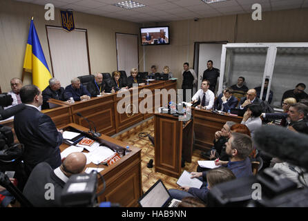 Kiev, Ukraine. 28 Nov, 2016. L'ancien président ukrainien Viktor Ianoukovitch sur un écran pendant qu'il parle par l'intermédiaire de liaison vidéo en direct à partir de la Russie, au cours d'un procès au tribunal de district de Svyatoshinsky session à Kiev, Ukraine, le 28 novembre 2016. Le tribunal de district de Kiev a tenu une audience dans le cas de l'interrogatoire, témoin des événements de Maidan ancien ukrainien Viktor Ianoukovitch dans le cas de cinq anciens officiers des forces spéciales de la police ukrainienne ''Berkut '', qui sont accusés d'avoir tué des militants Maidan Euro en février 2014. © Serg Glovny/ZUMA/Alamy Fil Live News Banque D'Images