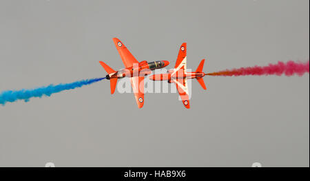 La ville de Koweït, Koweït. 28 Nov, 2016. La Royal Air Force's Red Arrows flying display team effectue près de Koweït tower dans la ville de Koweït, Koweït, le 28 novembre 2016. Credit : Noufal Ibrahim/Xinhua/Alamy Live News Banque D'Images