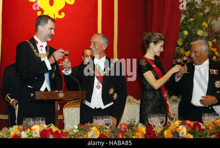 Guimaraes, Espagne. 28 Nov, 2016. GRA488. Porto, 28/11/2016.- Los Reyes de España±a, Felipe VI y Letizia, el Presidente de la RepÃºblica de Portugal, Marcelo Rebelo de Sousa (2i) y el primer ministro, Antonio Costa (d) brindan antes de la cena de gala ofrecida en l'honneur de los Reyes, dentro de la visita de estado de los Reyes un Portugal, en El Palacio de los Duques de Bragança en Guimaraes. L'EFE/Lavandeira jr. ***Piscine* © Jack Abuin/ZUMA/Alamy Fil Live News Banque D'Images