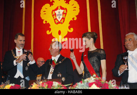 Guimaraes, Espagne. 28 Nov, 2016. GRA488. Porto, 28/11/2016.- Los Reyes de España±a, Felipe VI y Letizia, el Presidente de la RepÃºblica de Portugal, Marcelo Rebelo de Sousa (2i) y el primer ministro, Antonio Costa (d) brindan antes de la cena de gala ofrecida en l'honneur de los Reyes, dentro de la visita de estado de los Reyes un Portugal, en El Palacio de los Duques de Bragança en Guimaraes. L'EFE/Lavandeira jr. ***Piscine* © Jack Abuin/ZUMA/Alamy Fil Live News Banque D'Images