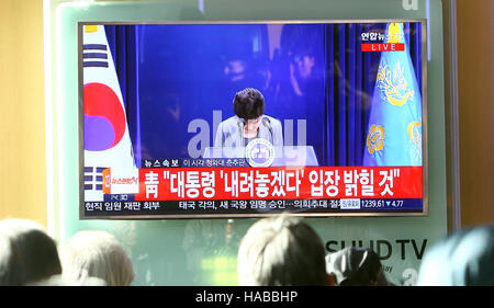 Séoul, Corée du Sud. 29 Nov, 2016. Les habitants de regarder le président sud-coréen Park Geun-hye livrant un discours à la télévision à la gare de Séoul, capitale de Corée du Sud, le 29 novembre 2016. Park a déclaré mardi qu'elle suivra la décision parlementaire y compris sa présidence raccourcie. © Yao Sailawei Holiday/Xinhua/Alamy Live News Banque D'Images