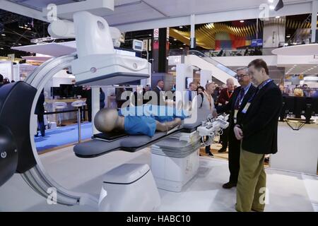 Chicago, USA. 28 Nov, 2016. Les visiteurs voir le matériel médical sur l'affichage au cours de la 102e Assemblée scientifique et réunion annuelle de la Radiological Society of North America (RSNA) au McCormick Place à Chicago, États-Unis, le 28 novembre 2016. © Wang Ping/Xinhua/Alamy Live News Banque D'Images