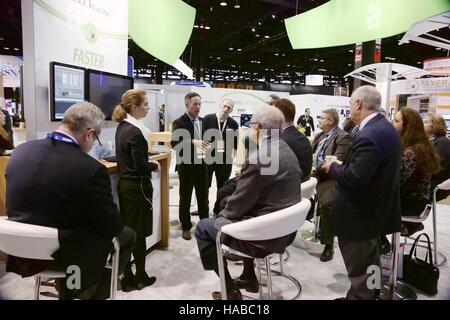 Chicago, USA. 28 Nov, 2016. Parler avec les exposants visiteurs sur un stand au cours de la 102e Assemblée scientifique et réunion annuelle de la Radiological Society of North America (RSNA) au McCormick Place à Chicago, États-Unis, le 28 novembre 2016. © Wang Ping/Xinhua/Alamy Live News Banque D'Images