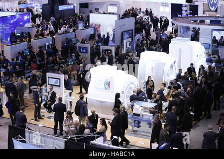 Chicago, USA. 28 Nov, 2016. Les gens assistent à la 102e Assemblée scientifique et réunion annuelle de la Radiological Society of North America (RSNA) au McCormick Place à Chicago, États-Unis, le 28 novembre 2016. © Wang Ping/Xinhua/Alamy Live News Banque D'Images