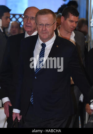 Tokyo, Japon. 29 Nov, 2016. John Coates Vice-président du Comité International Olympique arrive pour une réunion pour examiner les coûts et les sites pour les Jeux Olympiques et Paralympiques de Tokyo 2020 dans un hôtel de Tokyo le Mardi, Novembre 29, 2016. Les quatre haut-niveau des représentants du CIO, les organisateurs des Jeux de 2020, la municipalité de Tokyo et les gouvernements japonais ont discuté les détails concernant les sites pour l'aviron/canoë et le volley-ball en se fondant sur les propositions du gouvernement métropolitain. Credit : Natsuki Sakai/AFLO/Alamy Live News Banque D'Images