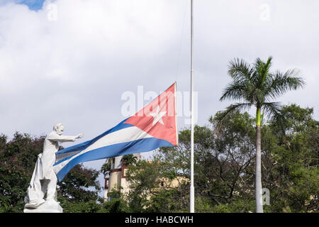 La Havane, Cuba, le 26 novembre 2016. Scènes autour de la vieille ville de La Havane le jour Castros décès a été annoncé. La mise en berne du drapeau au cubain avec la statue de Jose Marti dans le Parque Central à La Havana. Banque D'Images