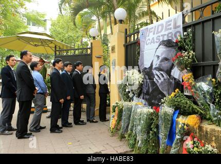Hanoi, Vietnam. 29 Nov, 2016. Les gens en file d'attente et de rendre hommage à la fin de leader révolutionnaire cubain Fidel Castro à l'ambassade de Cuba à Hanoi, capitale du Vietnam, le 29 novembre 2016. Castro est décédé le 25 novembre, à l'âge de 90. Source : Xinhua/VNA/Alamy Live News Banque D'Images