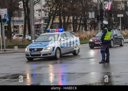 Gdansk, Pologne 29 novembre 2016 Président de Pologne Andrzej Duda assiste à la 94e anniversaire de la fête de la marine polonaise de Gdynia. Convoi présidentiel de voitures sont visibles. Banque D'Images