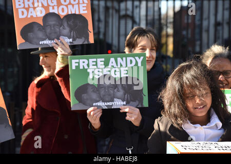 Downing Street, London, UK. 29 Nov, 2016. Acteur Harriet Walter avec la famille d'Andy Tsege en dehors de Downing Street avant de pouvoir délivrer la pétition. Crédit : Matthieu Chattle/Alamy Live News Banque D'Images