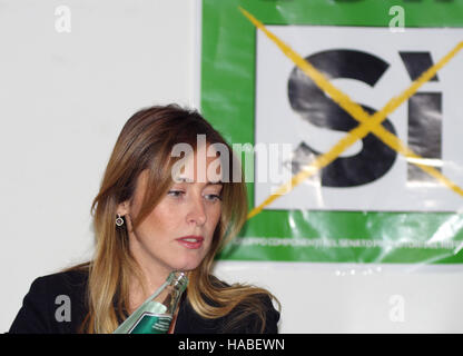 Sassari, Italie. 29 Nov 2016. Maria Elena Boschi, le Ministre des réformes constitutionnelles d'Italie la parole à l'assemblée politique sur le référendum constitutionnel du 4 décembre 2016 en Italie. Credit : Alberto maisto / Alamy Live News Banque D'Images