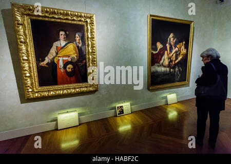 Rome, Italie. 29 Nov, 2016. Les visiteurs assistent à la "Artemisia Gentileschi e il suo tempo' aperçu de l'exposition au Palazzo Braschi - Museo di Roma in Rome, Italie. L'exposition s'ouvre au public le 30 novembre et se poursuivra jusqu'au 08 mai 2017. Artemisia Gentileschi (Juillet 8, 1593 - Juin 14, 1653) était un peintre italien baroque, aujourd'hui considéré comme l'un des plus grands peintres de la génération suivant celle du Caravage. Credit : Giuseppe Ciccia/Alamy Live News Banque D'Images