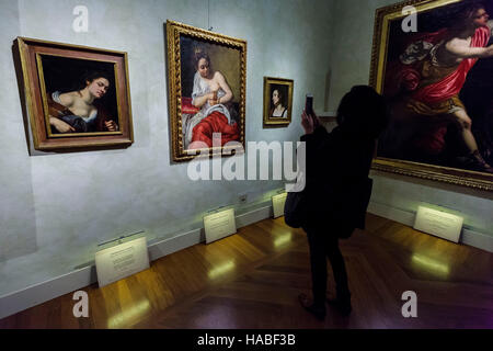 Rome, Italie. 29 Nov, 2016. Les visiteurs assistent à la "Artemisia Gentileschi e il suo tempo' aperçu de l'exposition au Palazzo Braschi - Museo di Roma in Rome, Italie. L'exposition s'ouvre au public le 30 novembre et se poursuivra jusqu'au 08 mai 2017. Artemisia Gentileschi (Juillet 8, 1593 - Juin 14, 1653) était un peintre italien baroque, aujourd'hui considéré comme l'un des plus grands peintres de la génération suivant celle du Caravage. Credit : Giuseppe Ciccia/Alamy Live News Banque D'Images