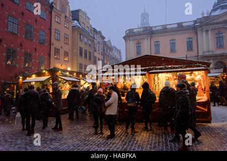 Stockholm, Suède, le 27 novembre 2016. Foire de Noël sur la place Stortorget. Cette année, la vieille ville Marché de Noël est ouvert tous les jours du 19 novembre au 23 décembre Banque D'Images