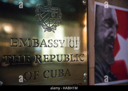 Londres, Royaume-Uni. 29 Nov, 2016. Hommages laissés à l'extérieur de l'ambassade de Cuba à la suite de la mort de son leader révolutionnaire Fidel Castro. Credit : Mark Kerrison/Alamy Live News Banque D'Images