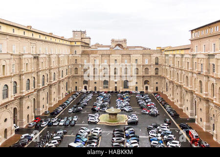 Parking dans la cour de la cité du Vatican, Rome, Italie Banque D'Images